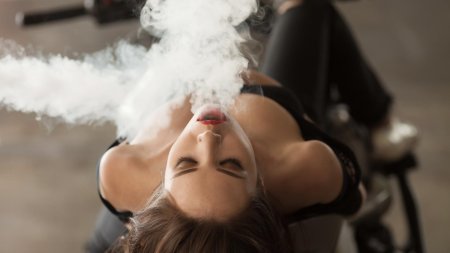 Девушка в дыму