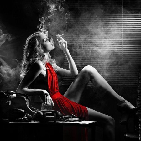 Девушка с сигарой