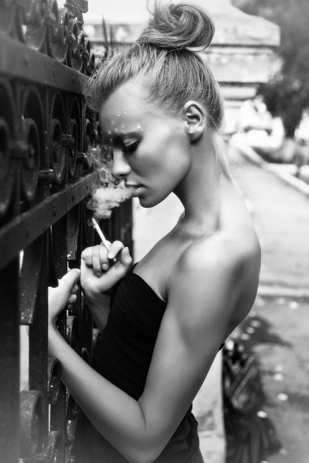 Девушка курит в полный рост