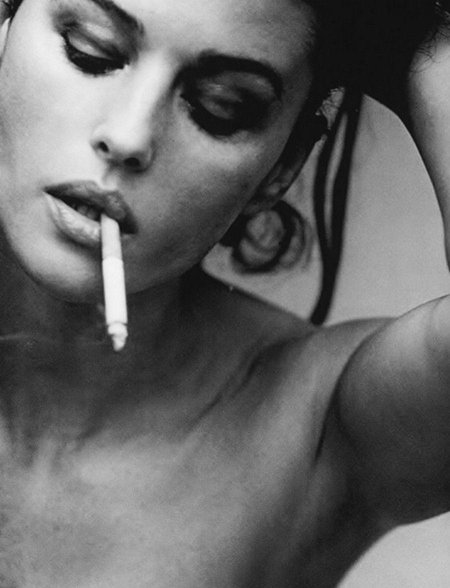 Моника Белуччи с сигаретой