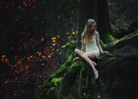 Девушка в лесу
