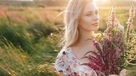 Девушка с полевыми цветами