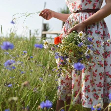 Девушка с букетом полевых цветов