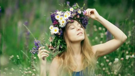 Девушка в венке из цветов