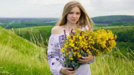 Женщина с полевыми цветами в руках