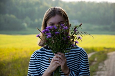 Девушка с букетом полевых цветов