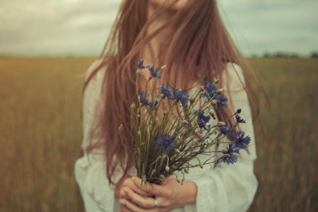 Девушка с букетом полевых цветов