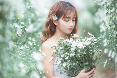 Девушка с цветами