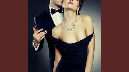 Женщина расстегивает платье