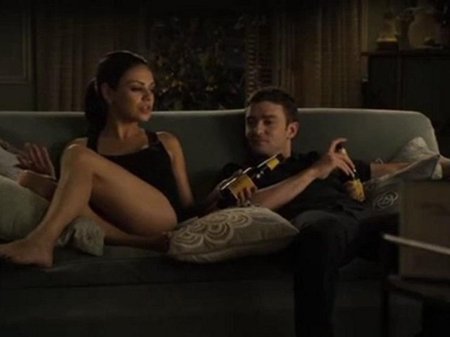 Женщина соблазняет мужчину