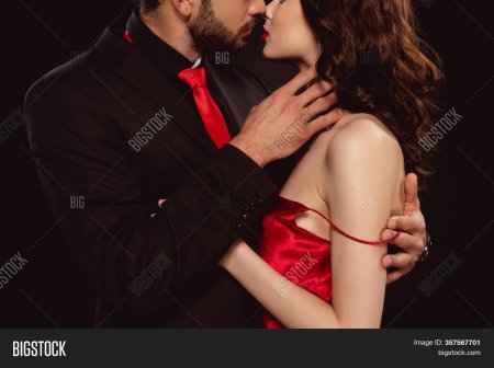 Женщина в Красном платье с мужчиной