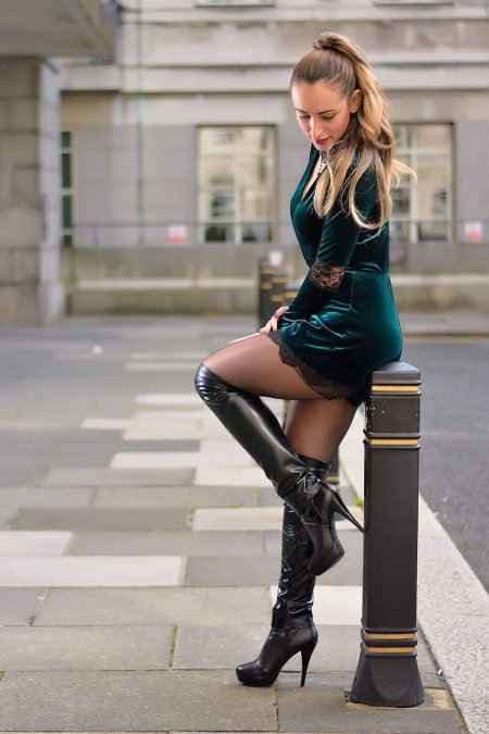 Кэндис Свейнпол в сапогах