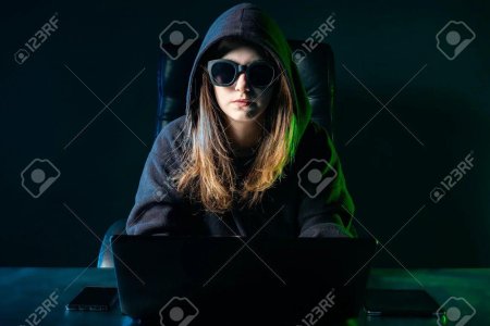 Девушка хакер