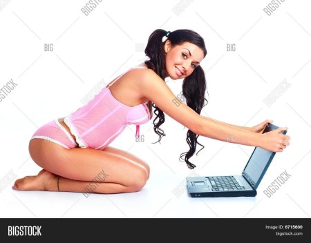 Девушка эротичная с ноутбуком