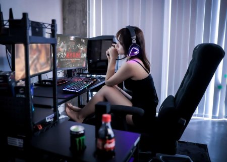 Девушка геймер