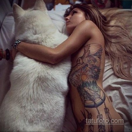 Девушка с татуировками