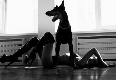 Ирина Шейк фотосессия с доберманом