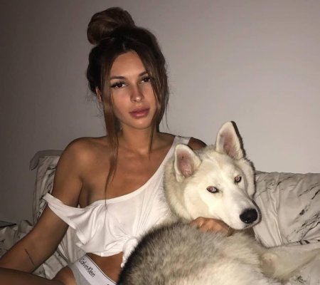 Девушка с собакой