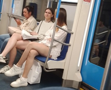 Девушки в метро