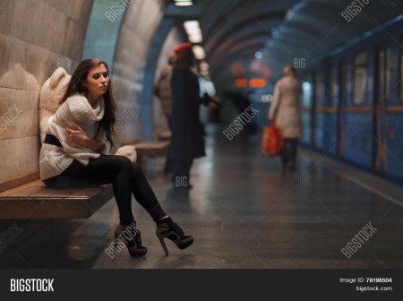 Девушки в метро