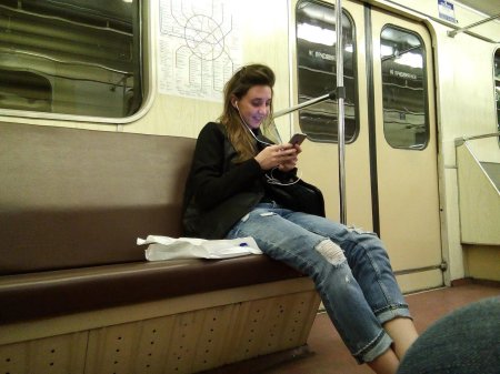 Девушки в метро