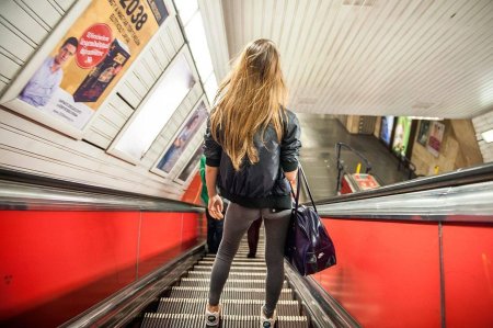 Девушки в метро