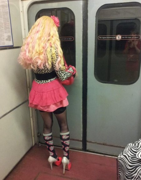 Странно одетые люди в метро