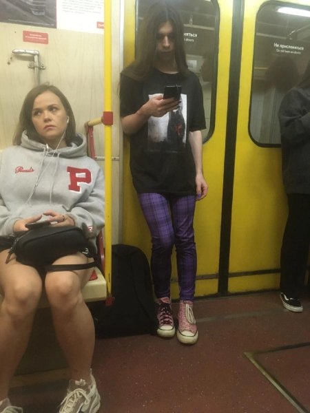 Странные девушки в метро