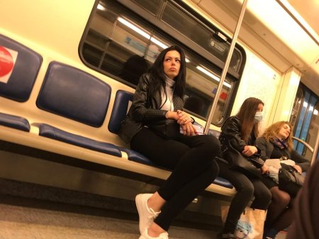 Красивые ноги в метро
