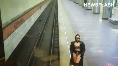 Девушки в метро