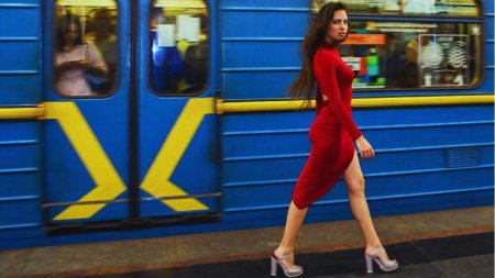 Девушка в метро