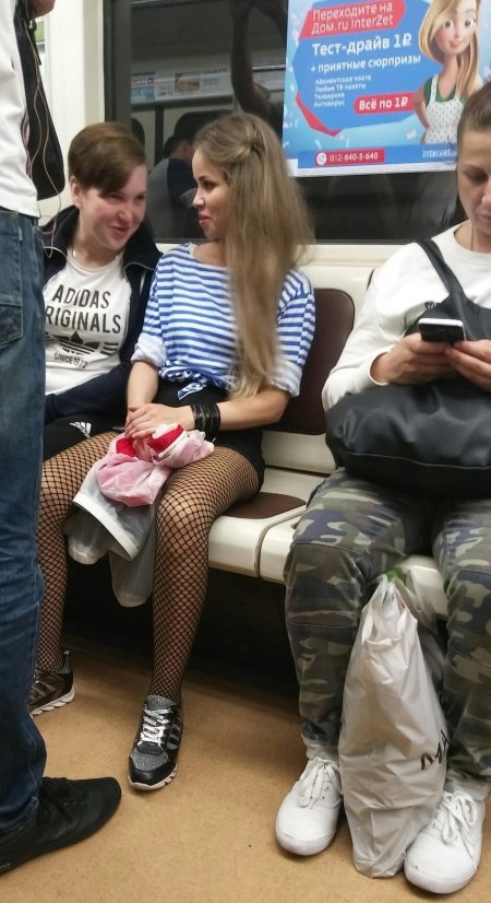 Девушки в метро