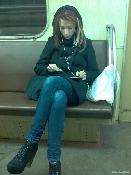 Девушки в метро