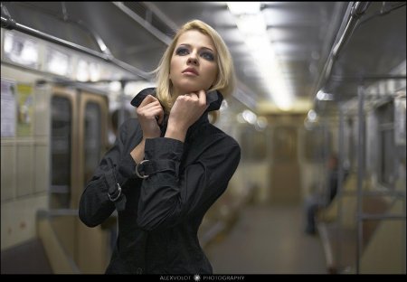 Девушки в метро