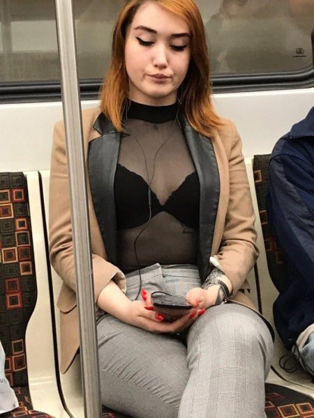 Девушки в метро