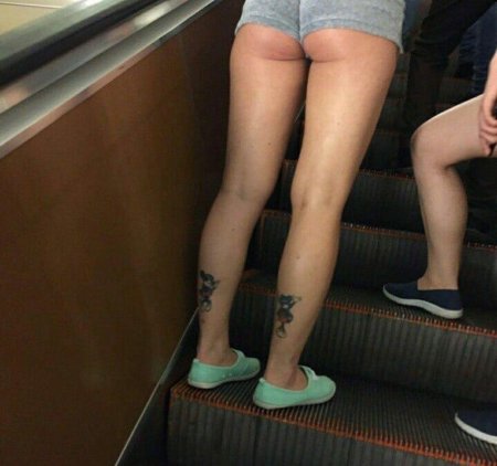 Девушка в шортах в метро