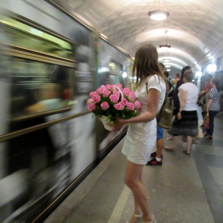 Девушки в метро летом