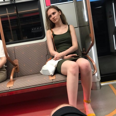 Девушки в метро