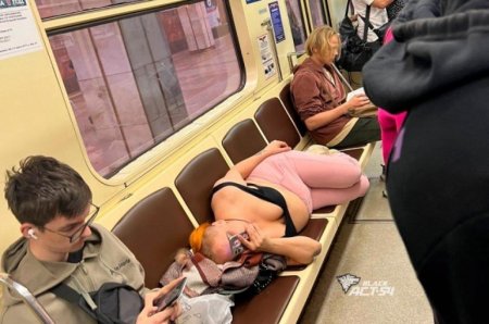 Девушка разделась в метро