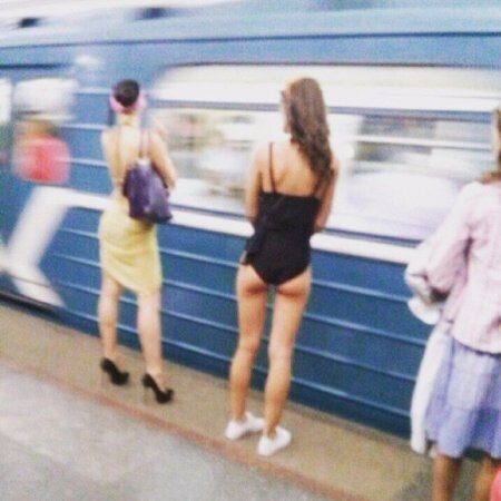Девушки в метро