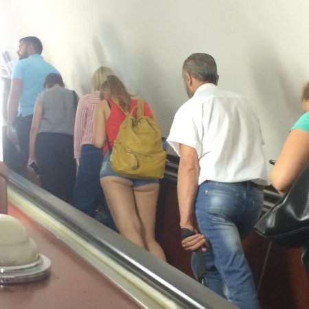 Девушка в шортах в метро