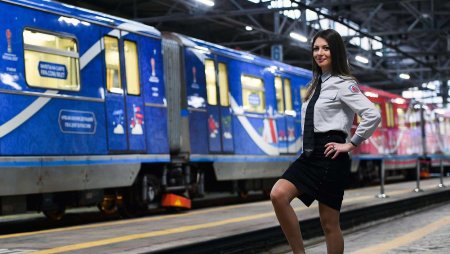 Девушки в метро