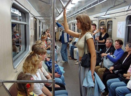 Девушка в вагоне метро