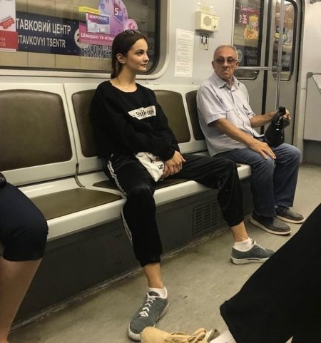 Девушки в метро