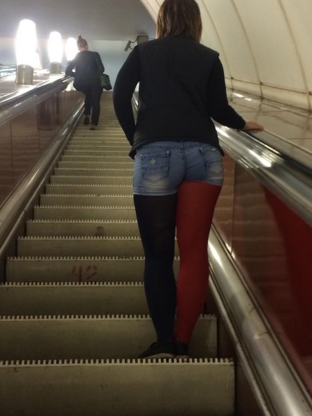 Девушки в метро