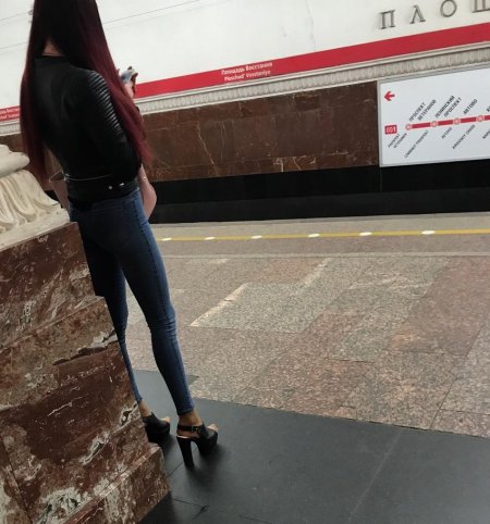 Девушки в лосинах в метро