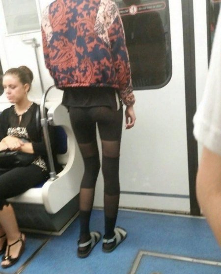 Высокая девушка в метро