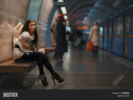 Девушки в метро