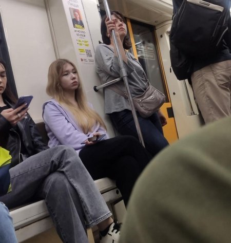 Девушки в метро