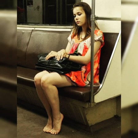 Девушки в метро